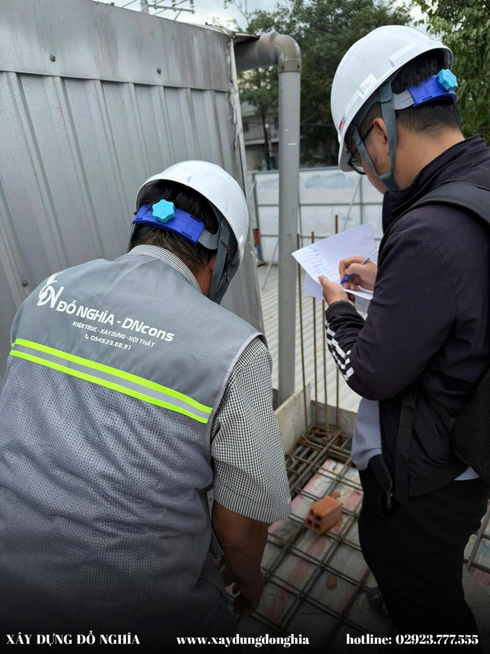 Không gian sống mở, phòng khách, phòng ăn, sofa góc màu xám/be, bàn trà gỗ tròn, thảm họa tiết, bàn ăn gỗ hình chữ nhật, ghế bọc nệm, đèn thả trần, nội thất hiện đại.