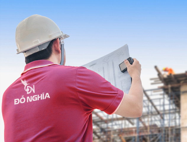 Nhóm chuyên gia ngồi họp thảo luận chiến lược về dự án lập kế hoạch sửa nhà cuối năm.